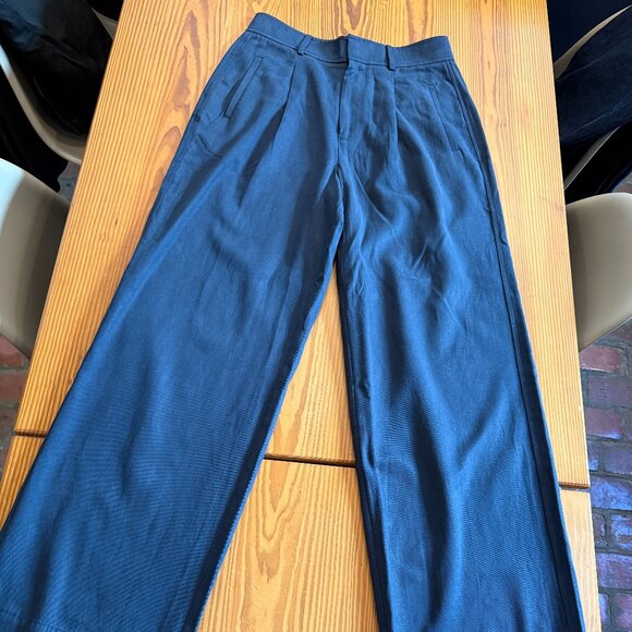 Everlane - The Draper Pleated Pant in Buttersmooth - Navy - Size 6R - Picture 3 of 7